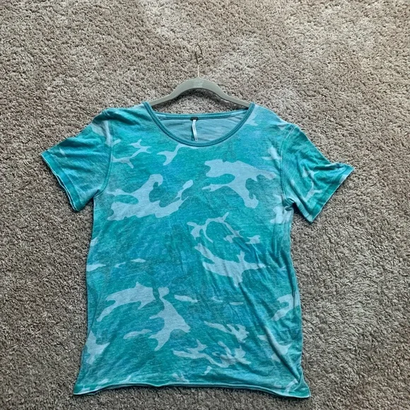 2/$20 or 3/$25 Free People Aqua Camo Tee Sz SM - Picture 2 of 5